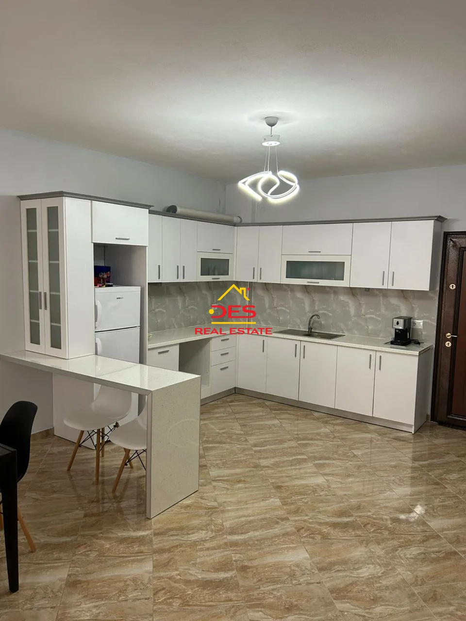 Shitet apartament 2+1 në sarandë