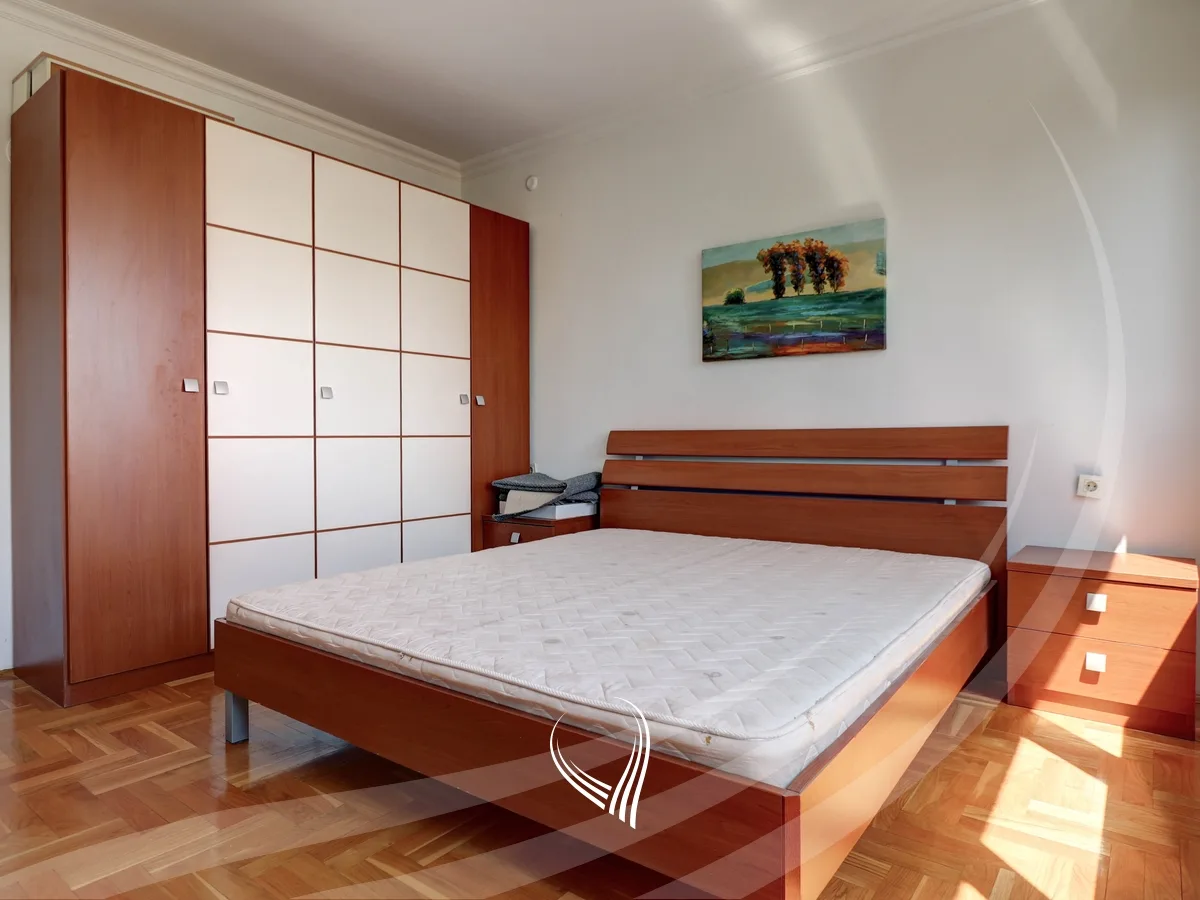 Banesë me 2 dhoma gjumi me qira Qendër