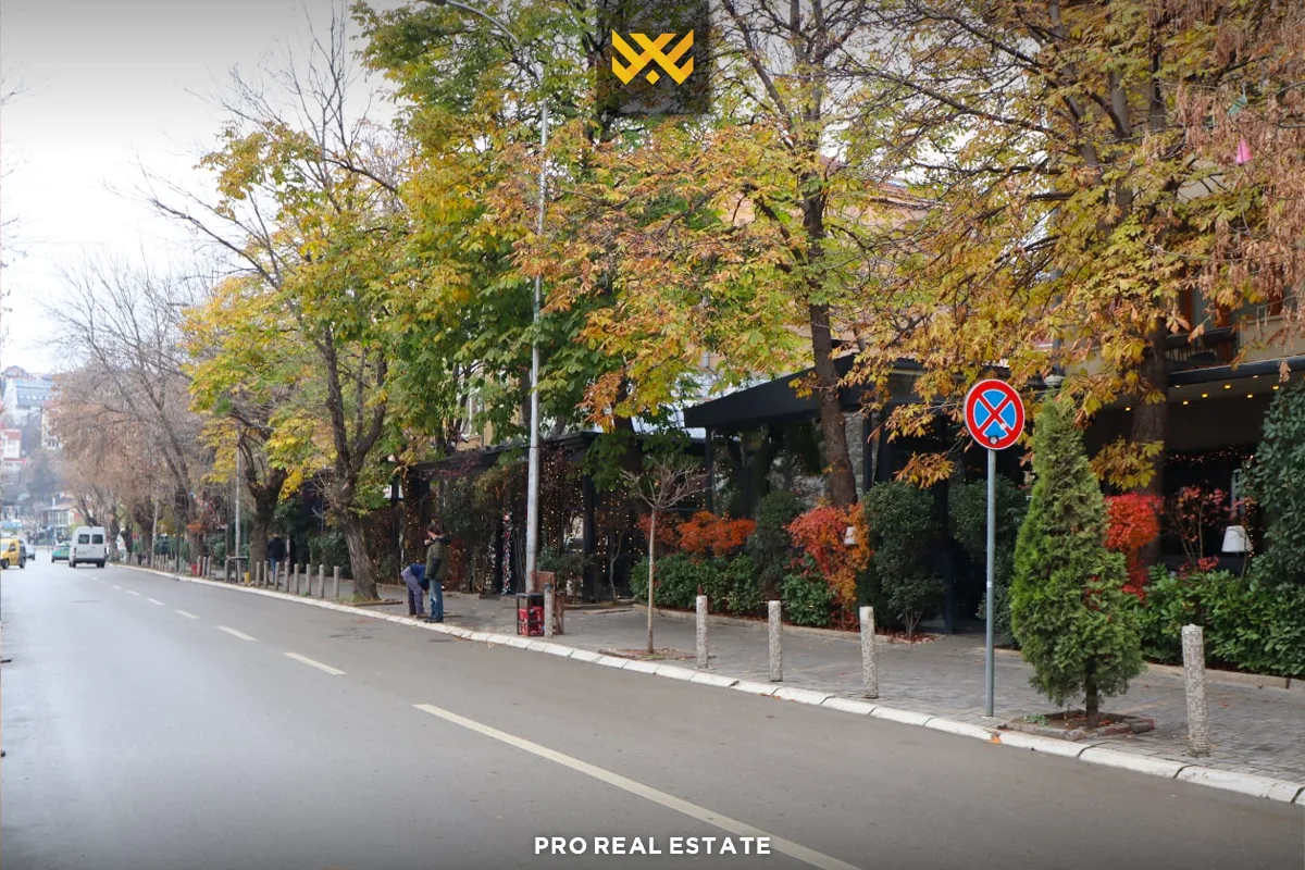 Lokal 75m² + 50m²në #SHITJE në Qendër.