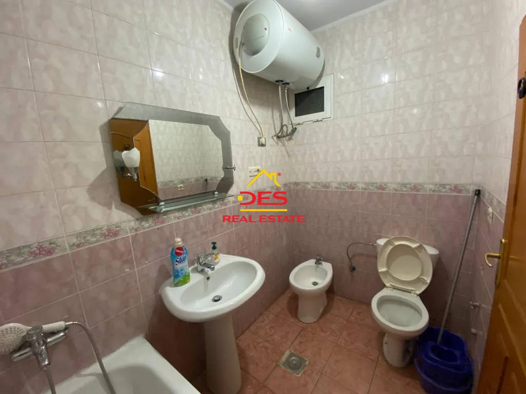 JEPET ME QERA 2+1,Komuna e Parisit, Tiranë