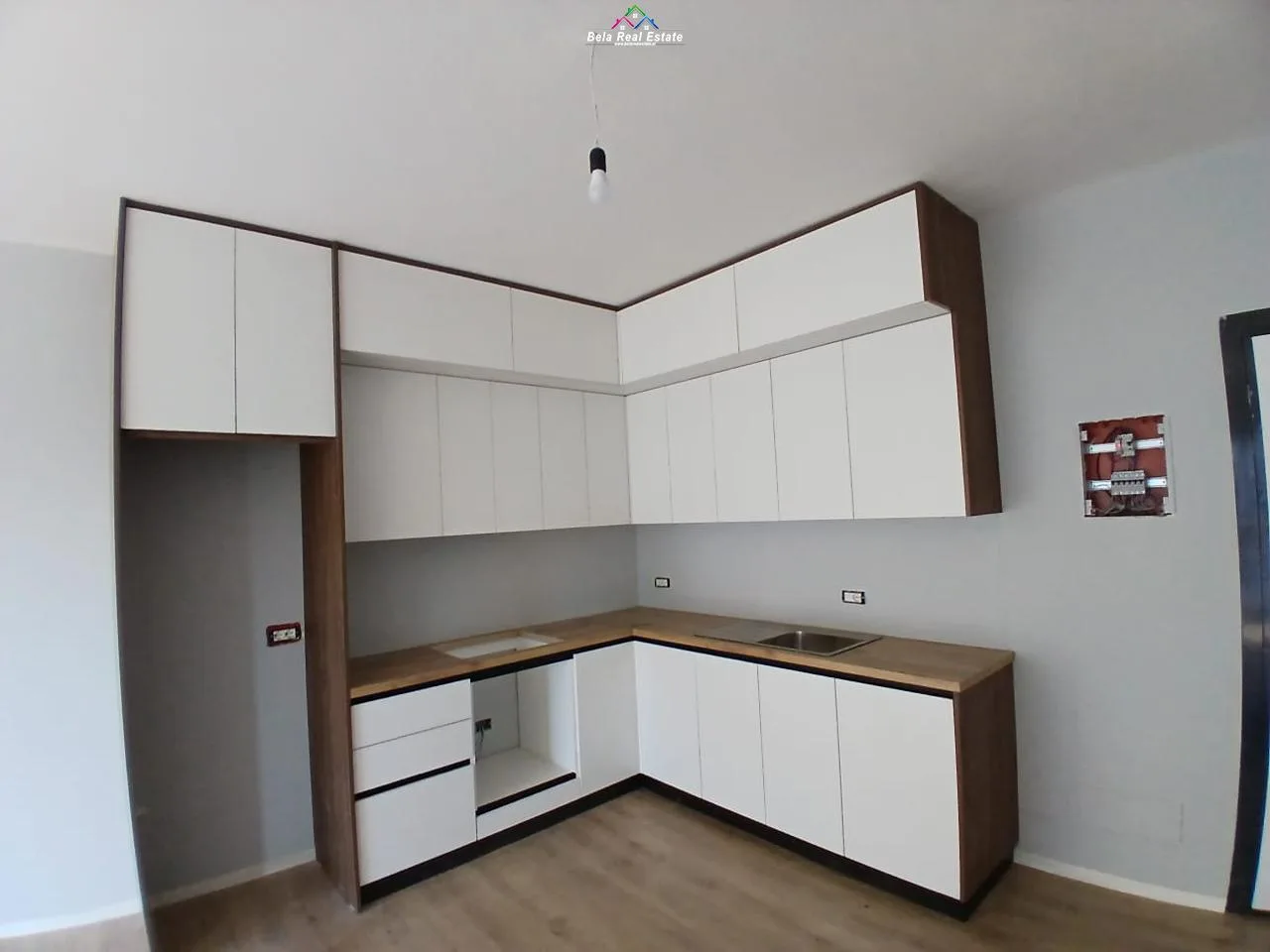 Apartament me qera  1+1 tek Rruga 5 Maji (ID B210980) Tirane