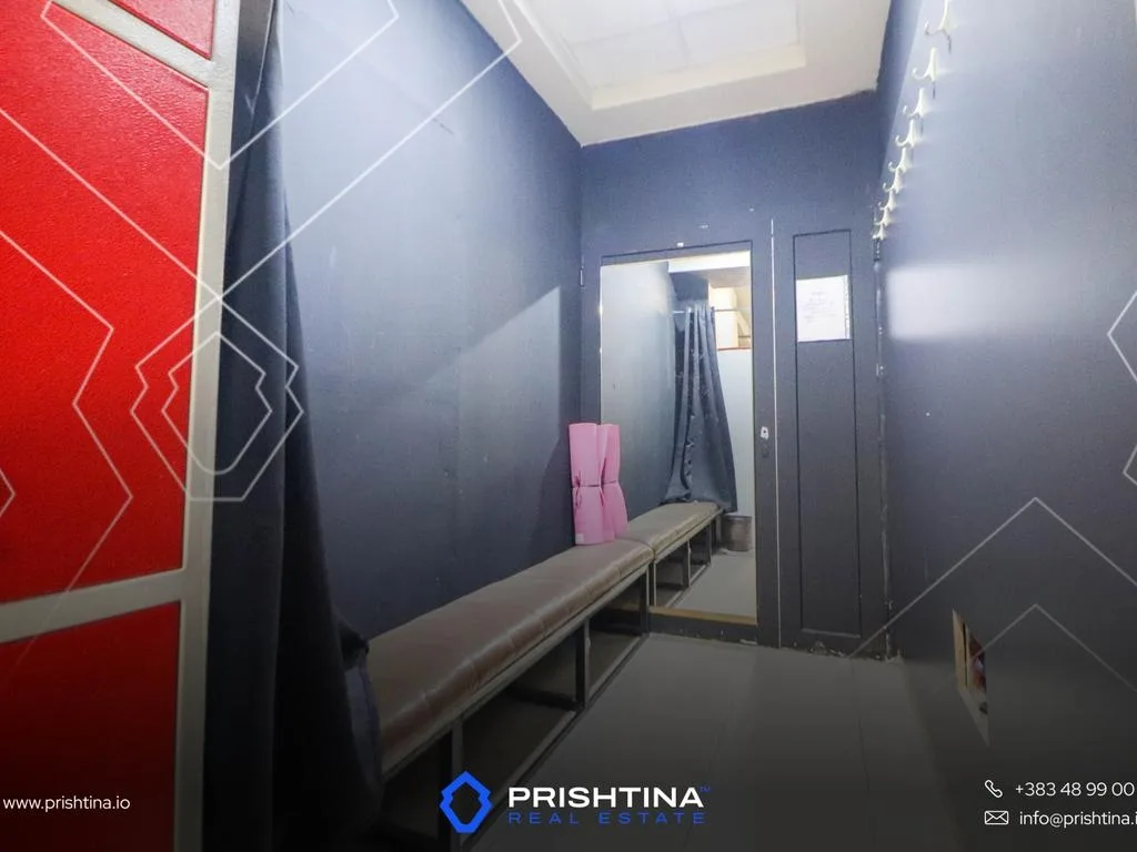Lokal me qira 300m² në Fushë Kosovë