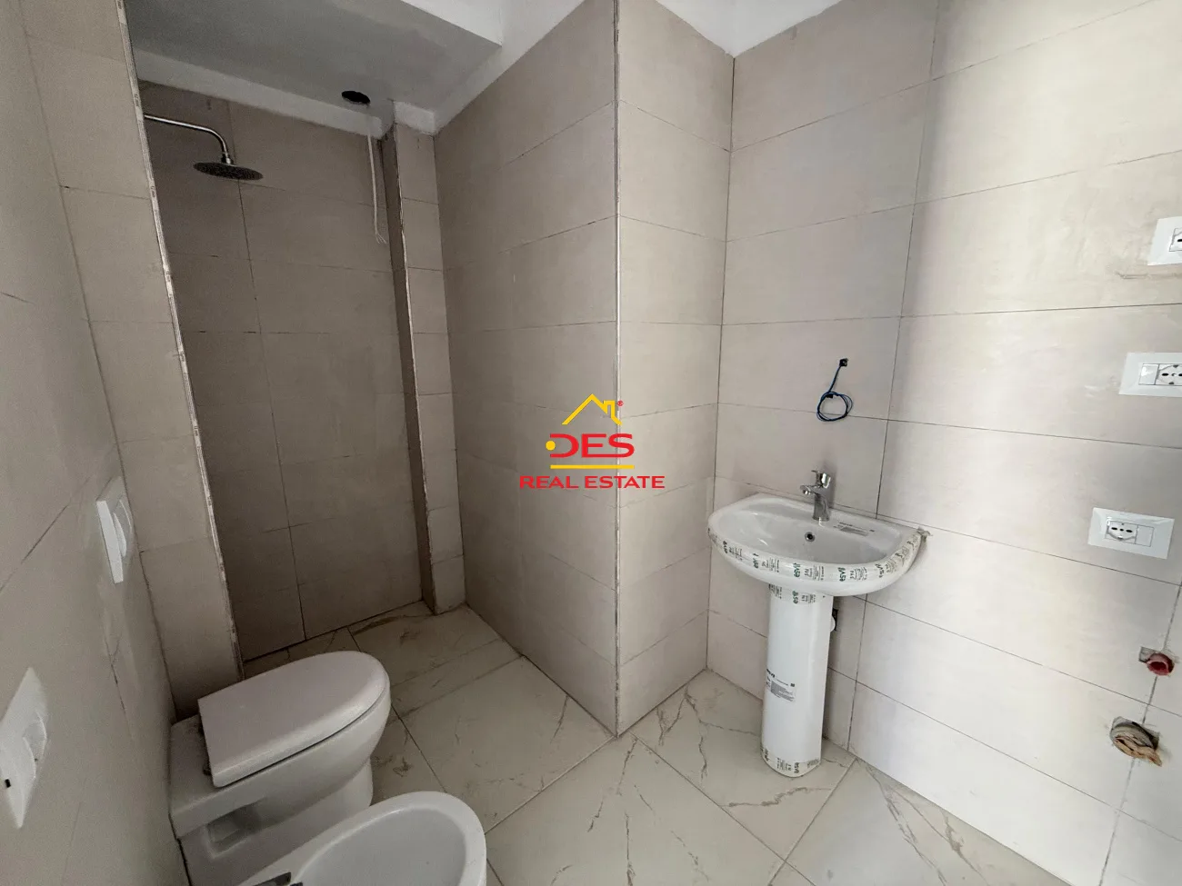 Shitet apartament 2+1+2 në orikum ,vlorë