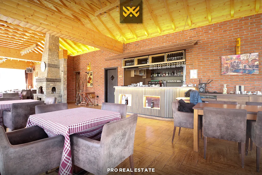 Lokal 600m² dhe Truall 55 Ari për #SHITJE në Makresh.