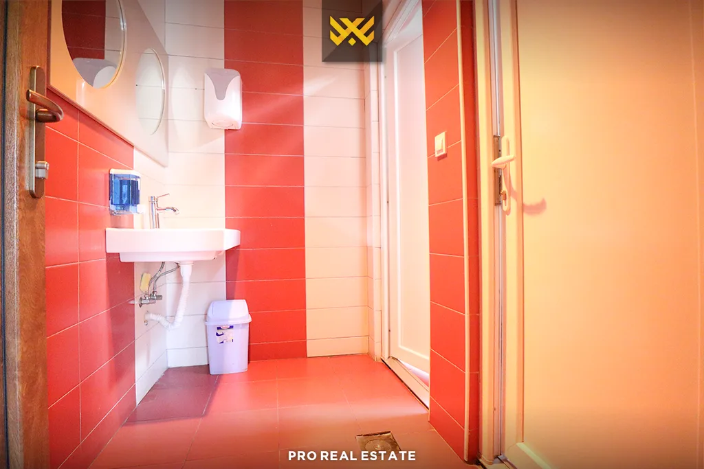 Lokal 600m² dhe Truall 55 Ari për #SHITJE në Makresh.