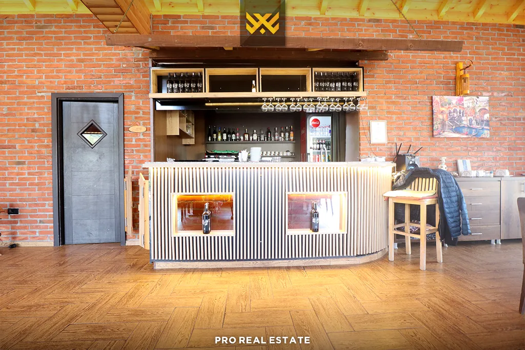 Lokal 600m² dhe Truall 55 Ari për #SHITJE në Makresh.
