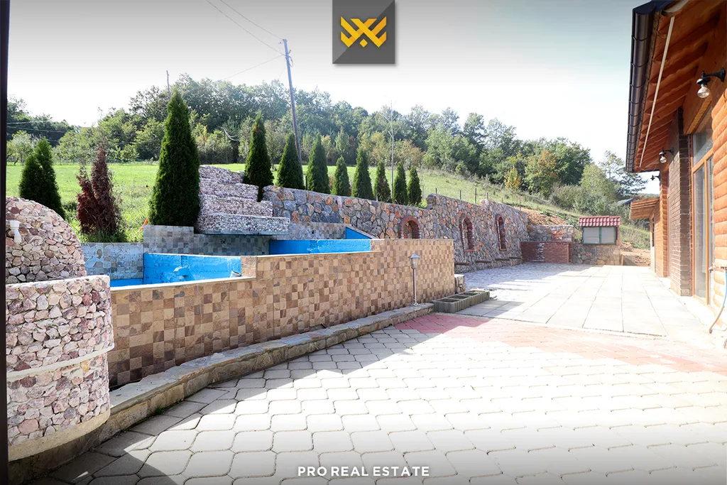 Lokal 600m² dhe Truall 55 Ari për #SHITJE në Makresh.