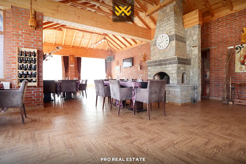 Lokal 600m² dhe Truall 55 Ari për #SHITJE në Makresh.
