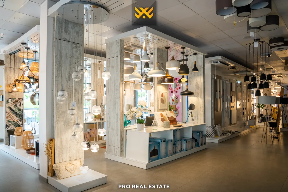 Lokal 517m² + 80m² për #SHITJE te Rruga C