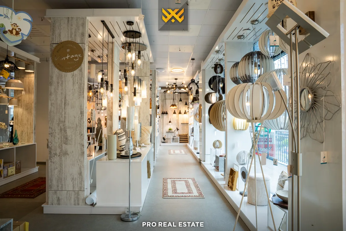 Lokal 517m² + 80m² për #SHITJE te Rruga C
