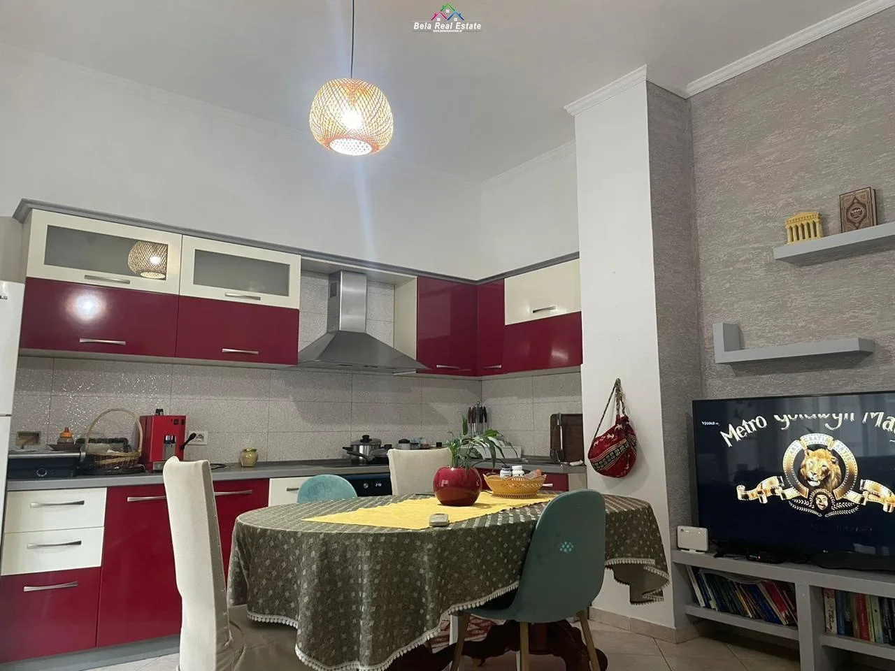Apartament Me Qera 2+1+2 Tek Komuna e Parisit (ID B2201056) Tirane​