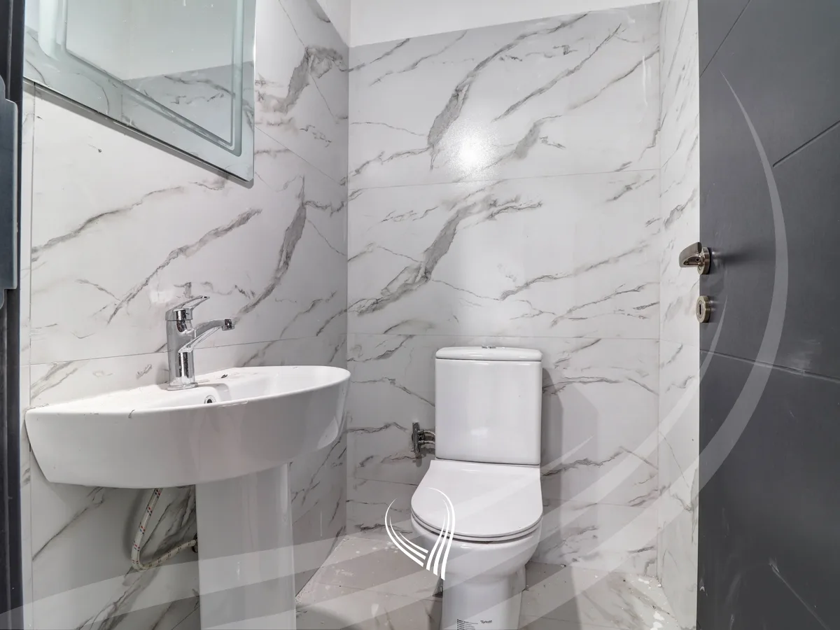 Lokal me qira 180m2 në lagjen Mati 1