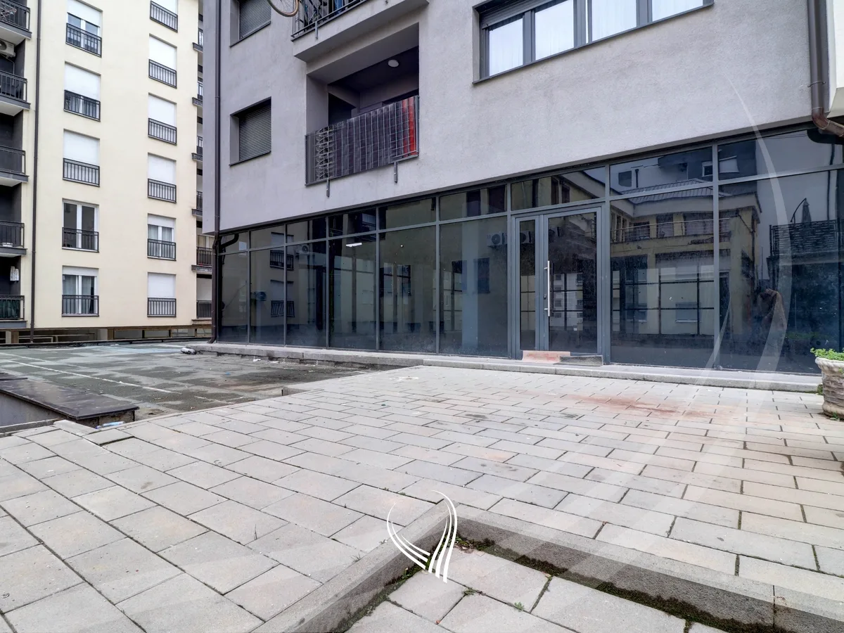 Lokal me qira 180m2 në lagjen Mati 1