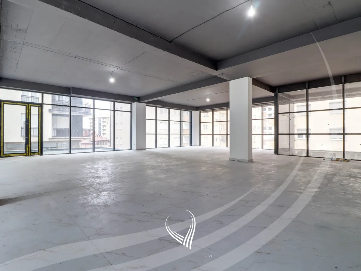 Lokal me qira 180m2 në lagjen Mati 1
