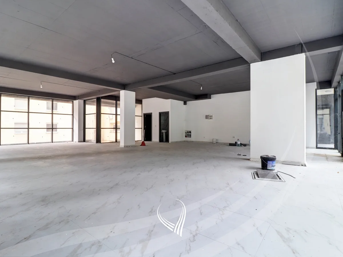 Lokal me qira 180m2 në lagjen Mati 1