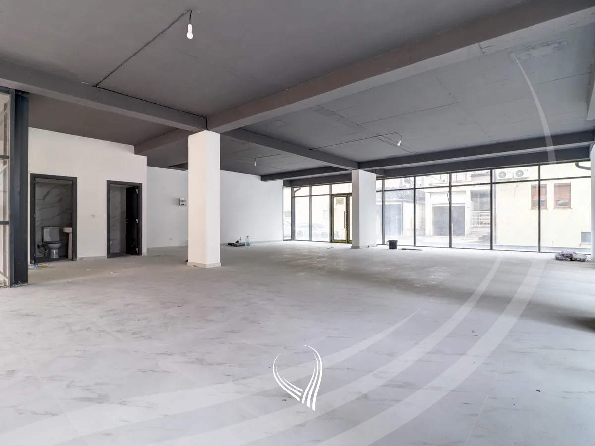 Lokal me qira 180m2 në lagjen Mati 1