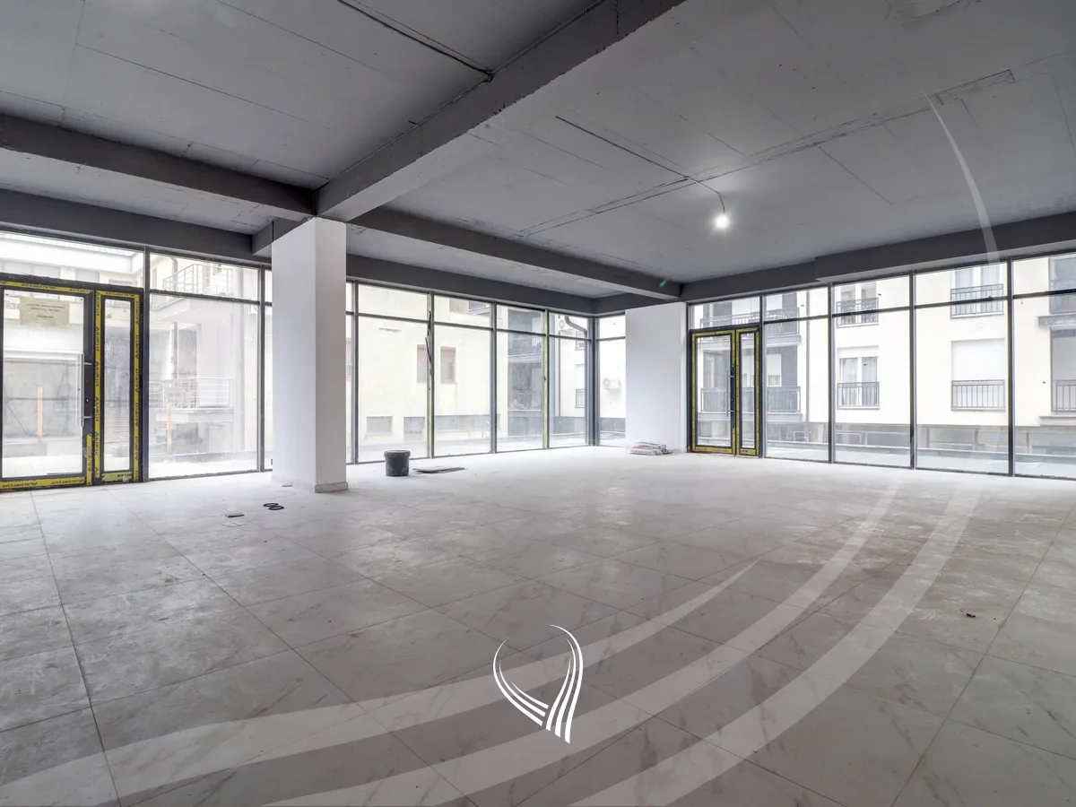 Lokal me qira 180m2 në lagjen Mati 1