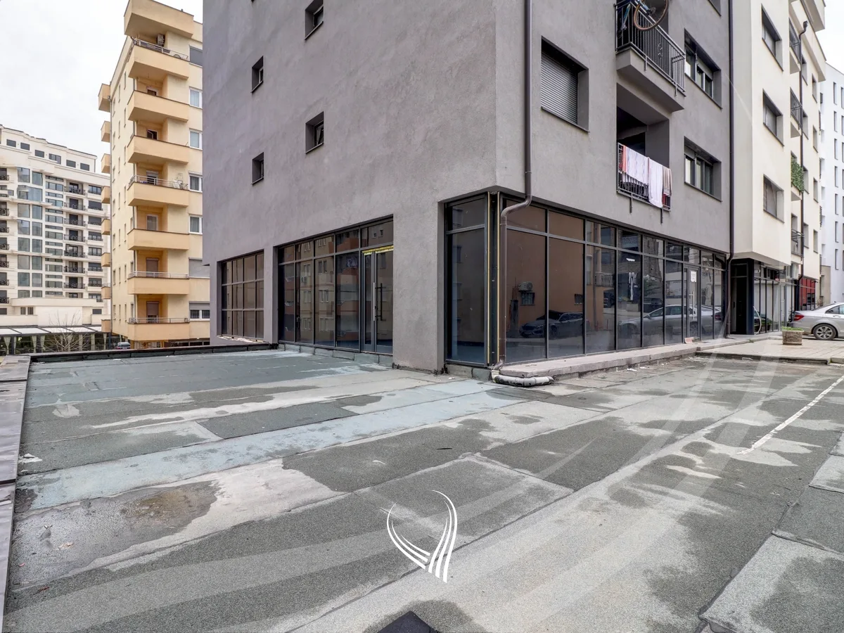 Lokal me qira 180m2 në lagjen Mati 1