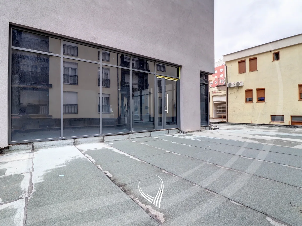 Lokal me qira 180m2 në lagjen Mati 1
