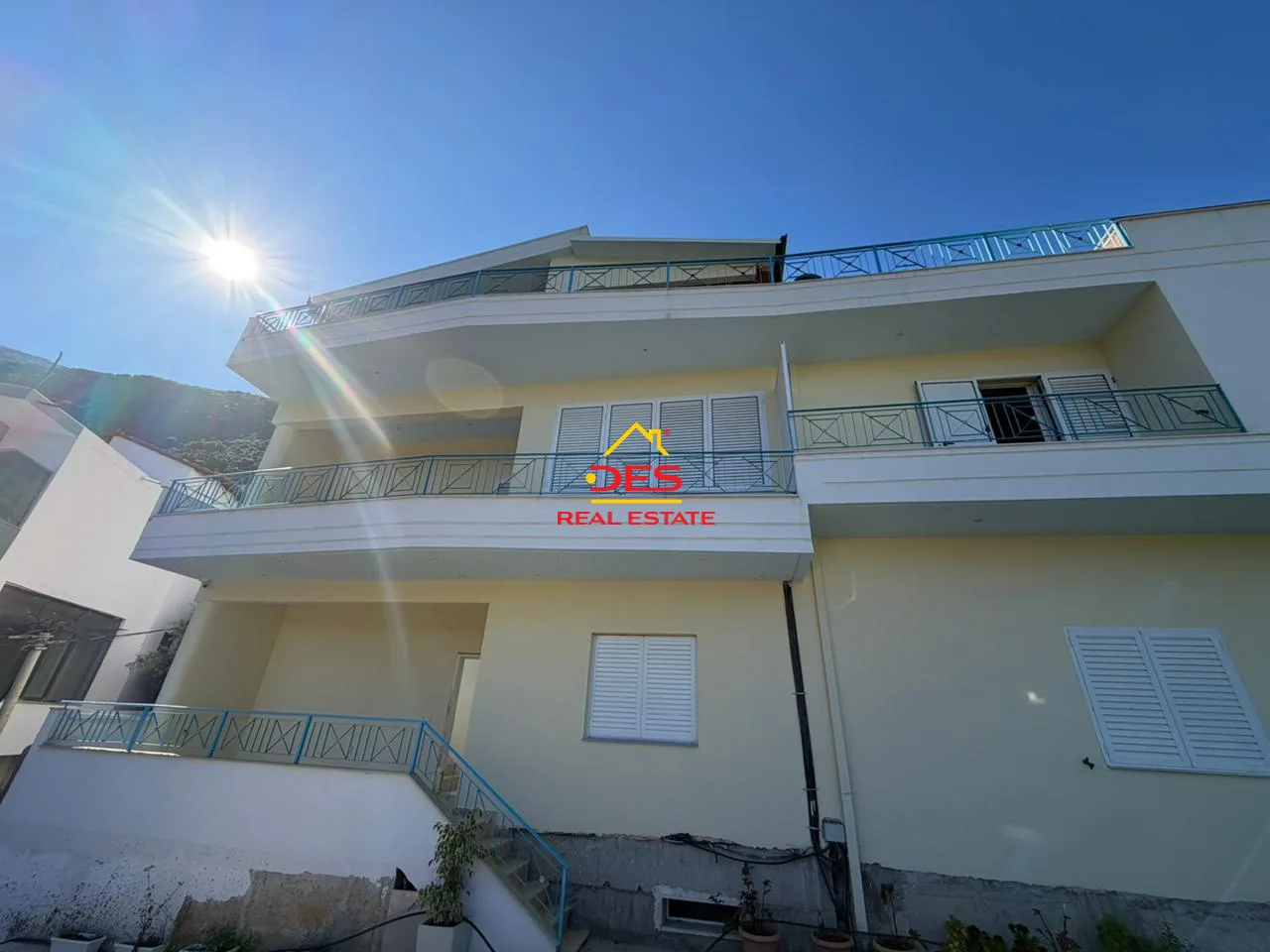Shitet ndërtesë 3 katëshe në uji të ftohtë, vlorë – me pamje nga deti🌊