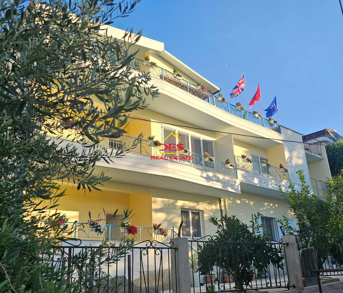Shitet ndërtesë 3 katëshe në uji të ftohtë, vlorë – me pamje nga deti🌊