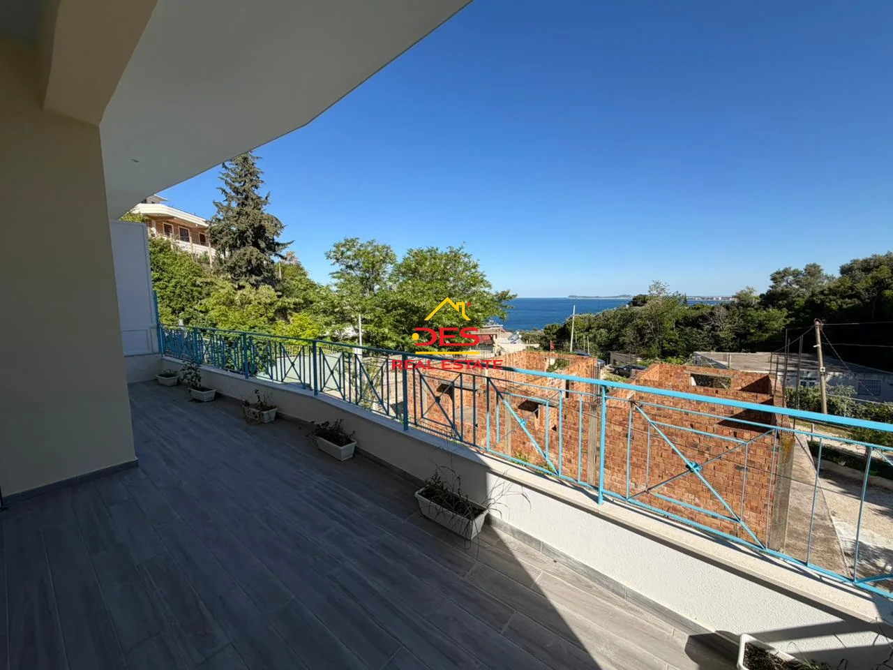 Shitet ndërtesë 3 katëshe në uji të ftohtë, vlorë – me pamje nga deti🌊