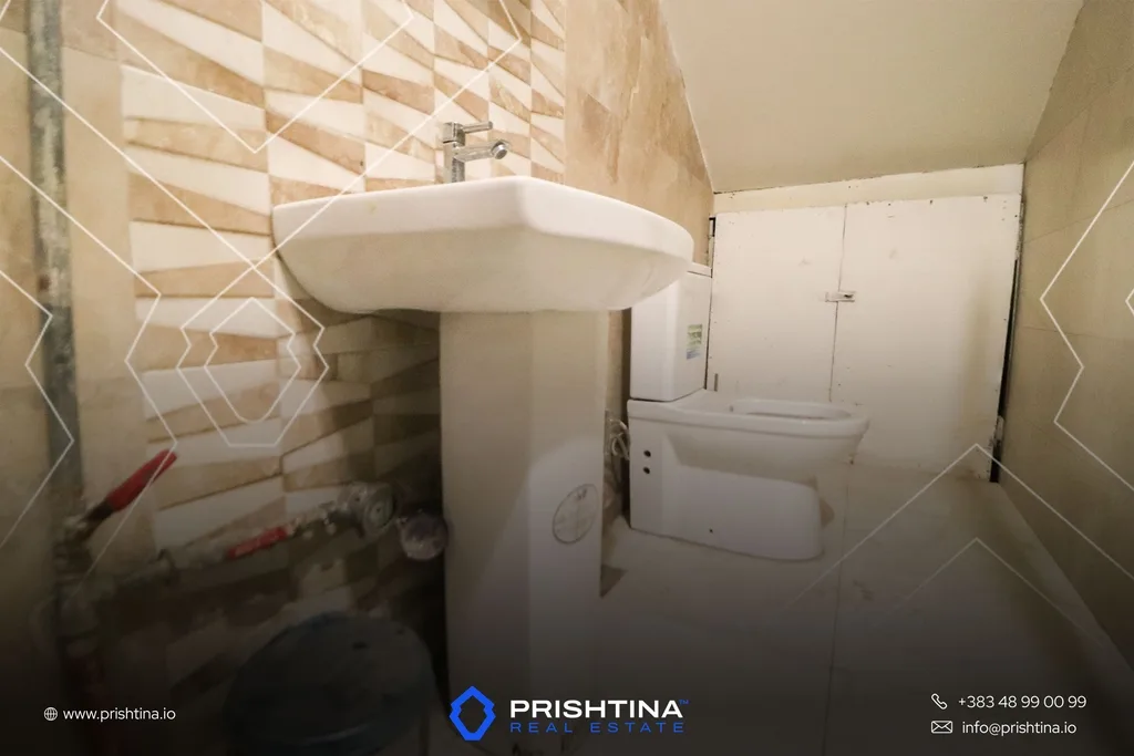 Lokal me qira 102m² në Ulpianë