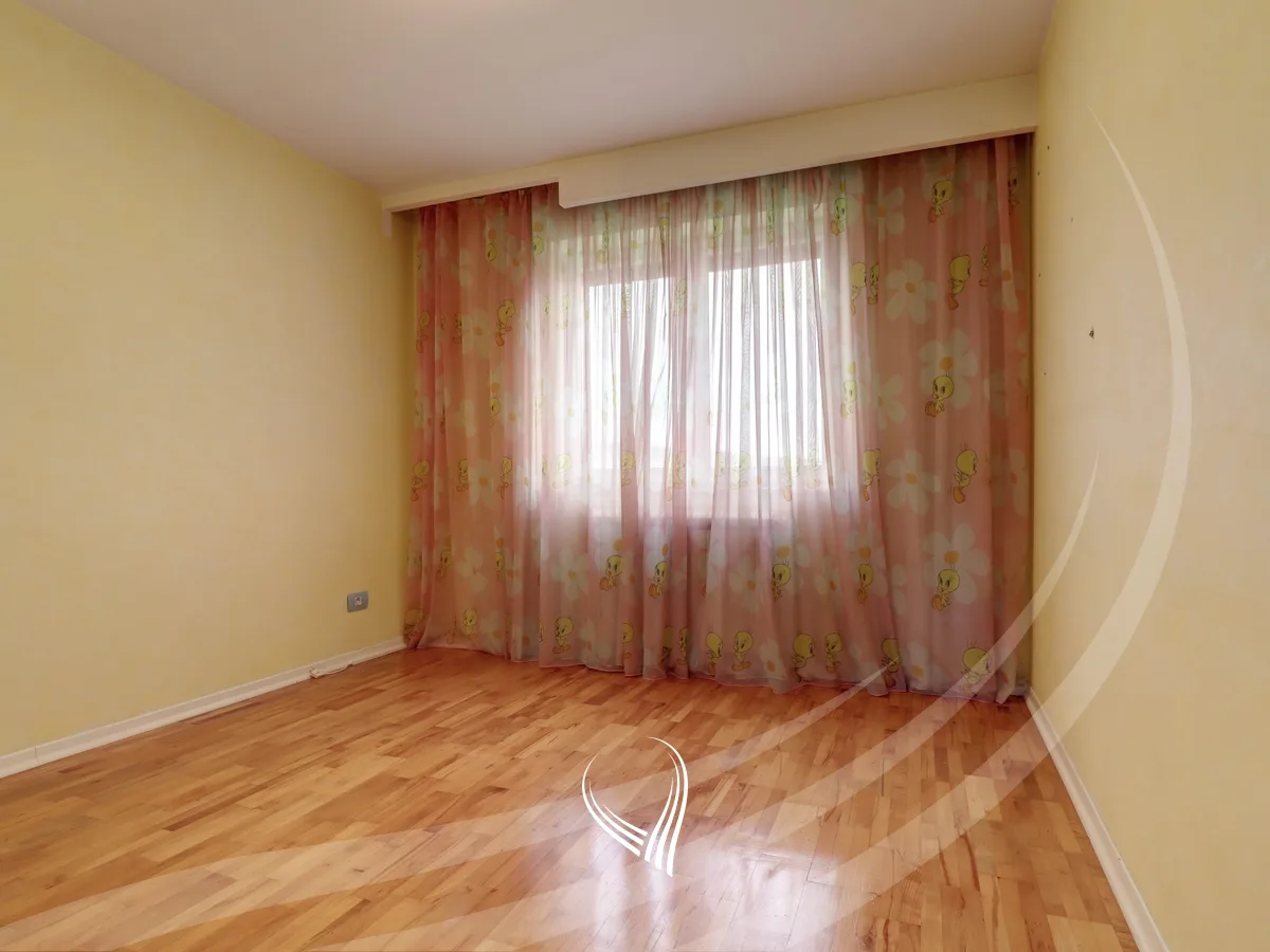 Penthouse 294m2 në shitje në lagjen Kalabria-Emshir