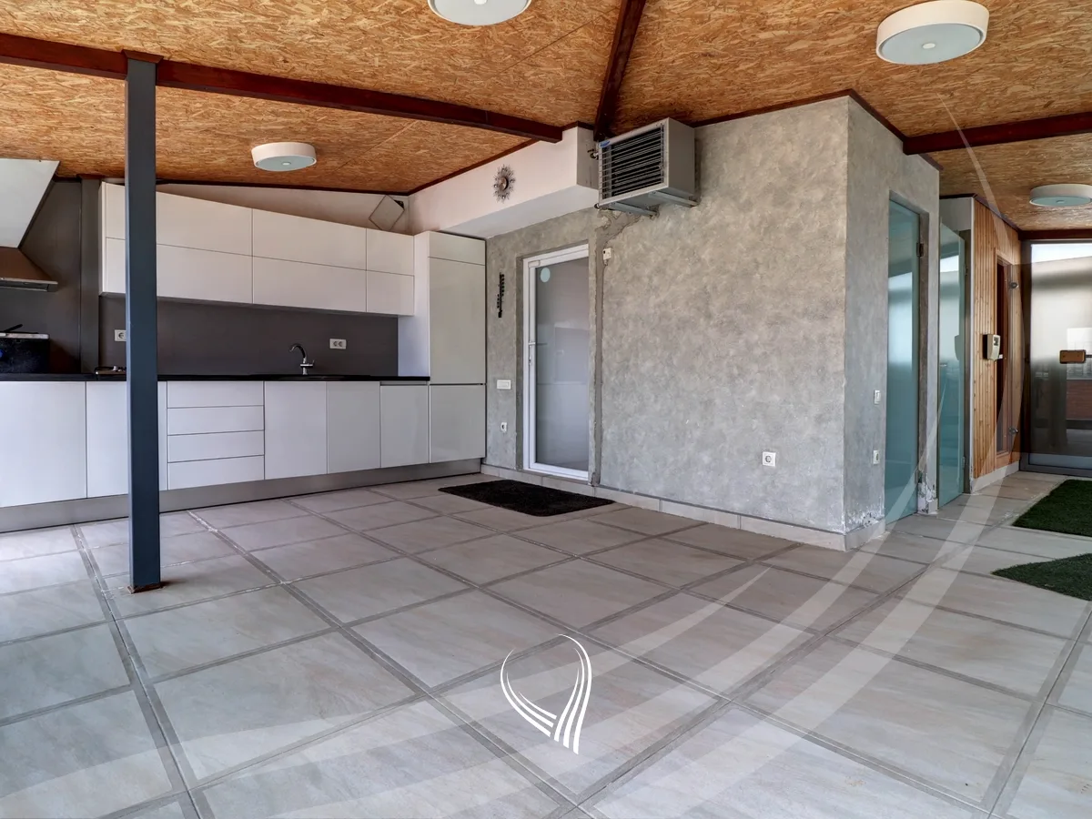 Penthouse 294m2 në shitje në lagjen Kalabria-Emshir