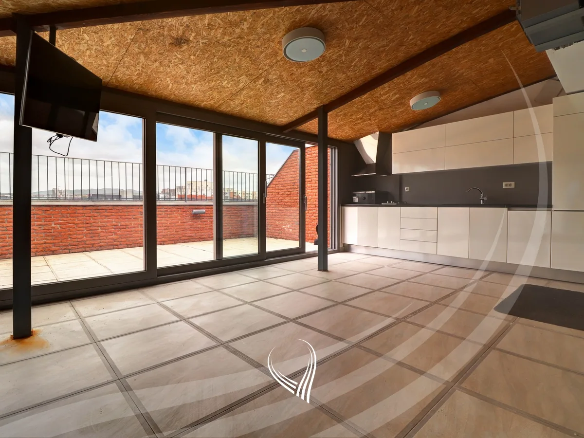 Penthouse 294m2 në shitje në lagjen Kalabria-Emshir