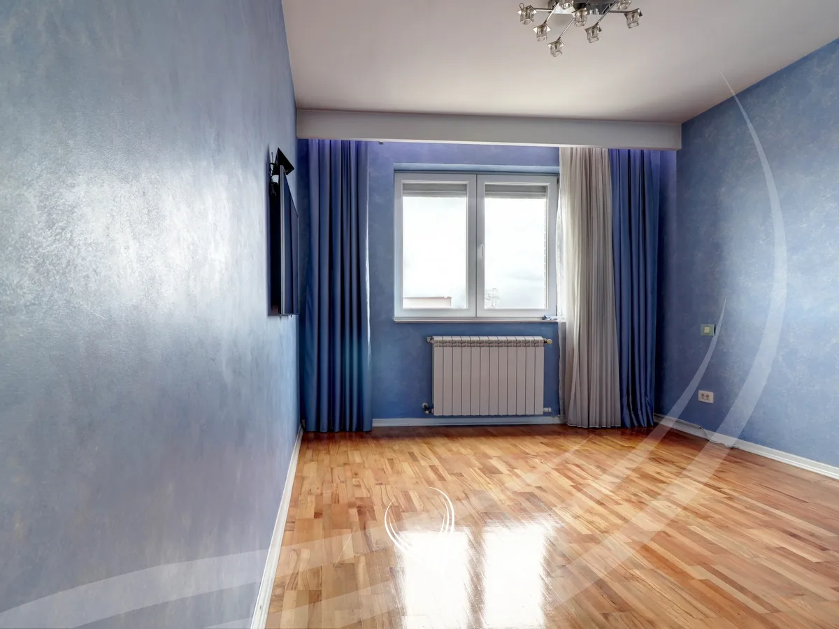 Penthouse 294m2 në shitje në lagjen Kalabria-Emshir