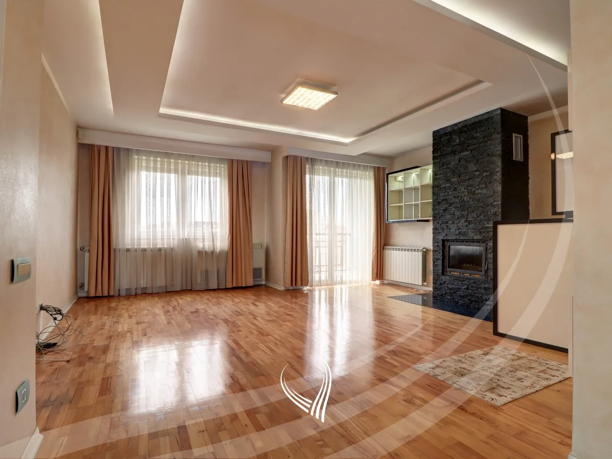 Penthouse 294m2 në shitje në lagjen Kalabria-Emshir