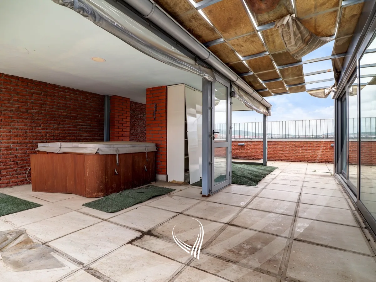Penthouse 294m2 në shitje në lagjen Kalabria-Emshir