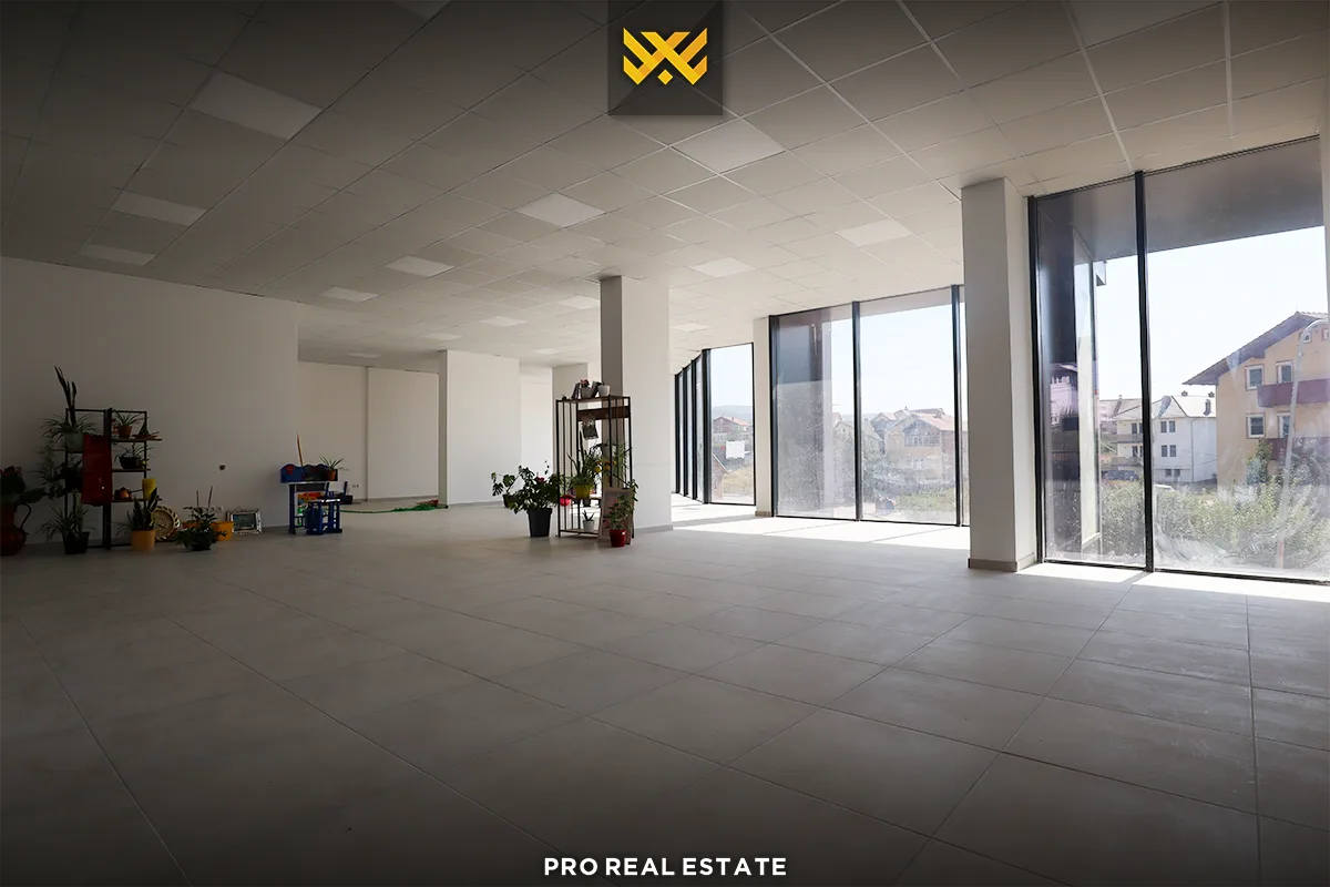 Lokal 220m² me #QIRA në Rrugën E.