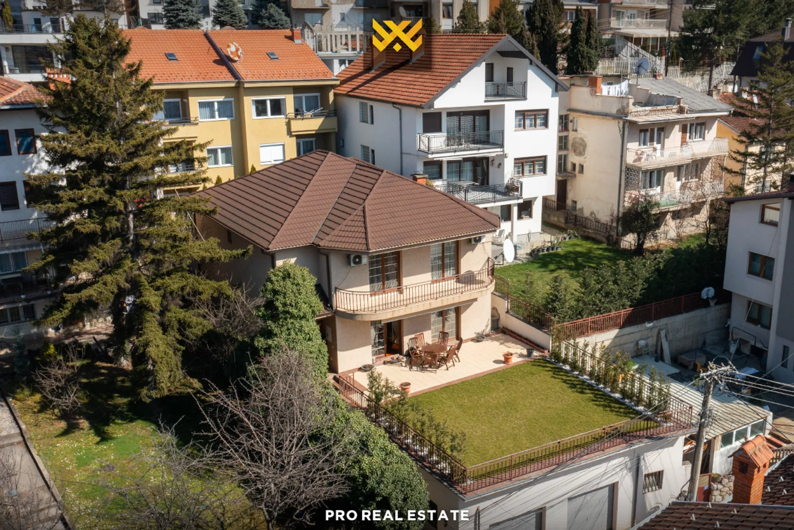 Shtëpi 380m² në #SHITJE në Taslixhe.