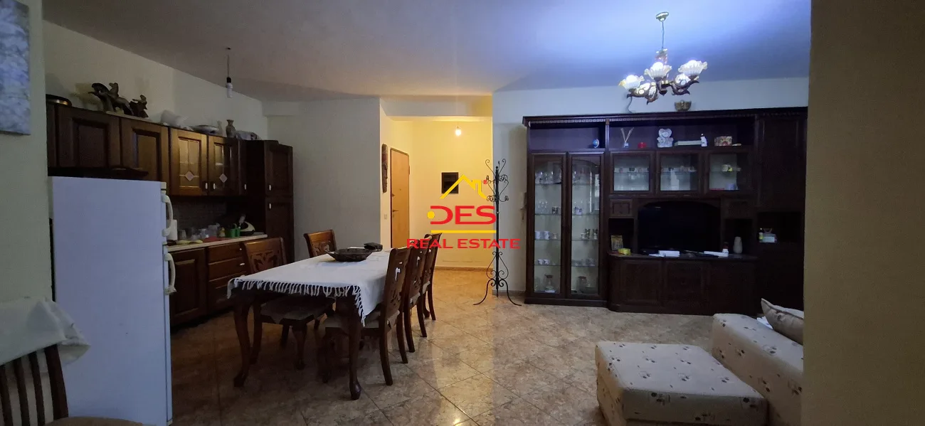 Jepet me qira apartament 2+1+2 pranë portit, vlorë