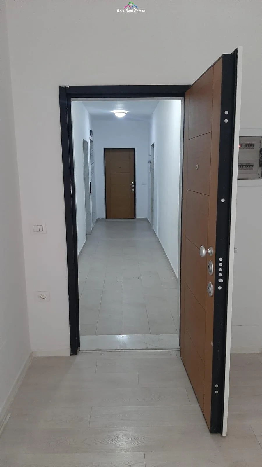 Zyre me qera tek Kompleksi Zirkon (ID BZ2373) Tirane.