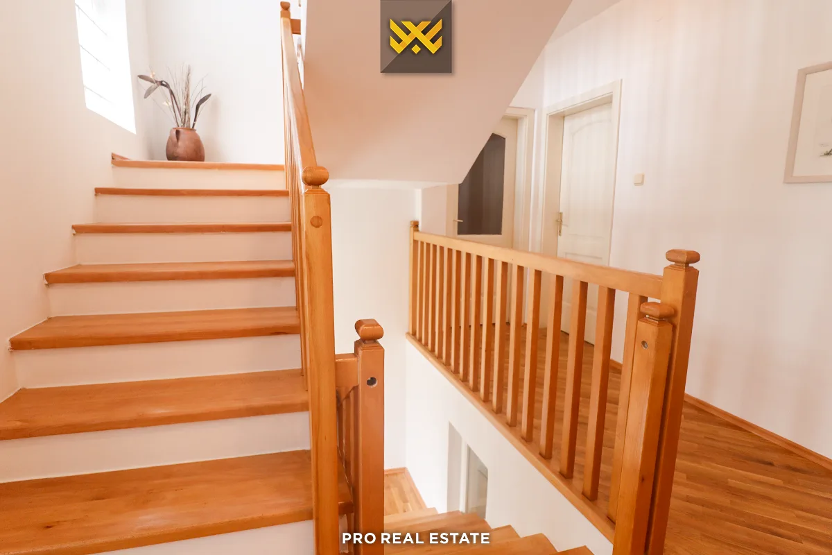 Shtëpi 250m² me #QIRA në Sofali