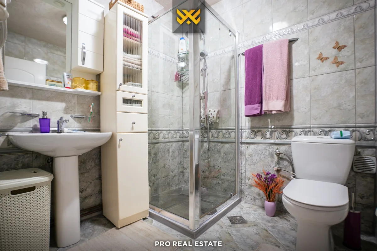 Shtëpi 330m² për #SHITJE në Tophane