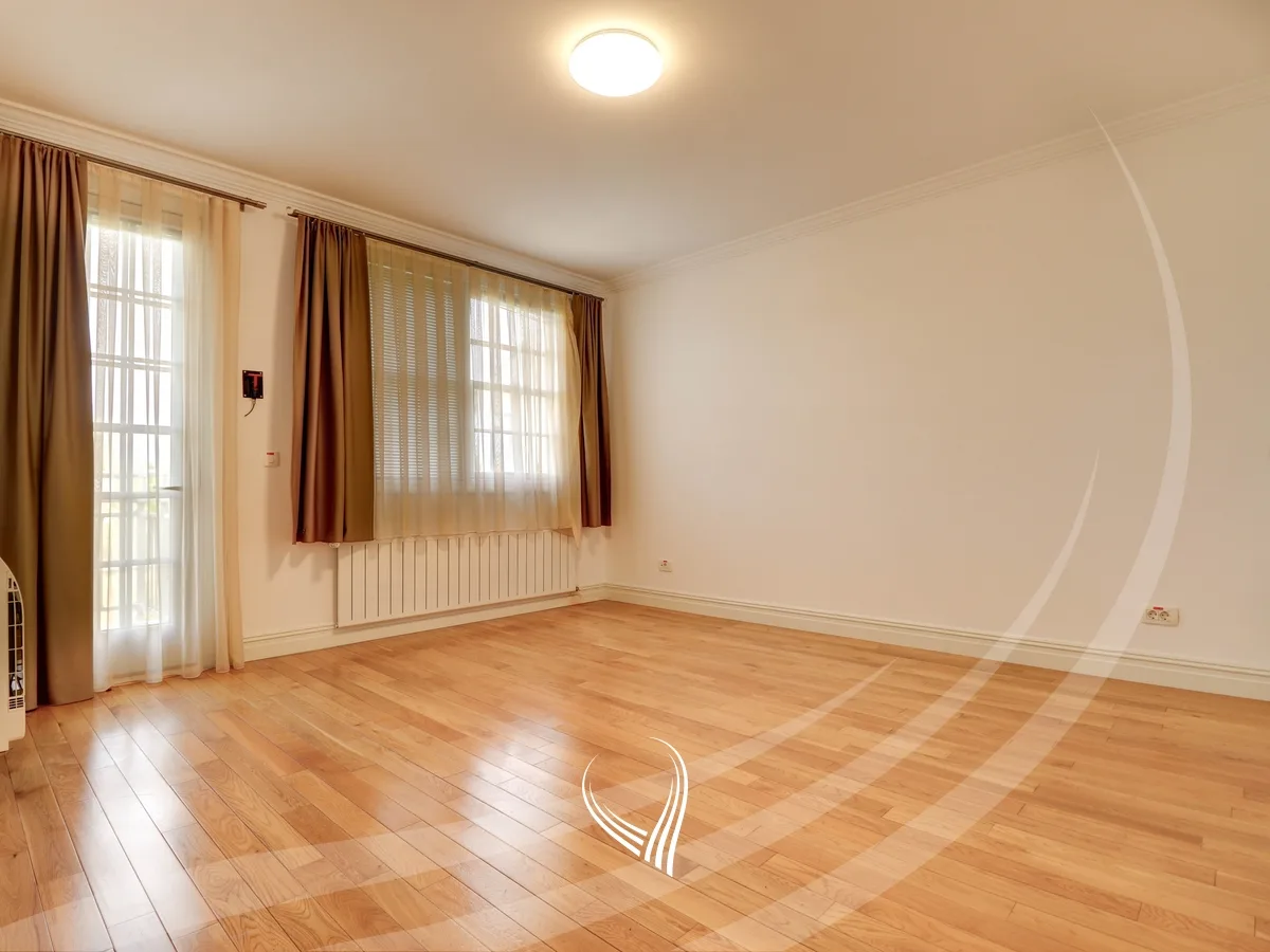 Shtëpi 300m2 me qira në Fshatin Ndërkombëtar - International Village