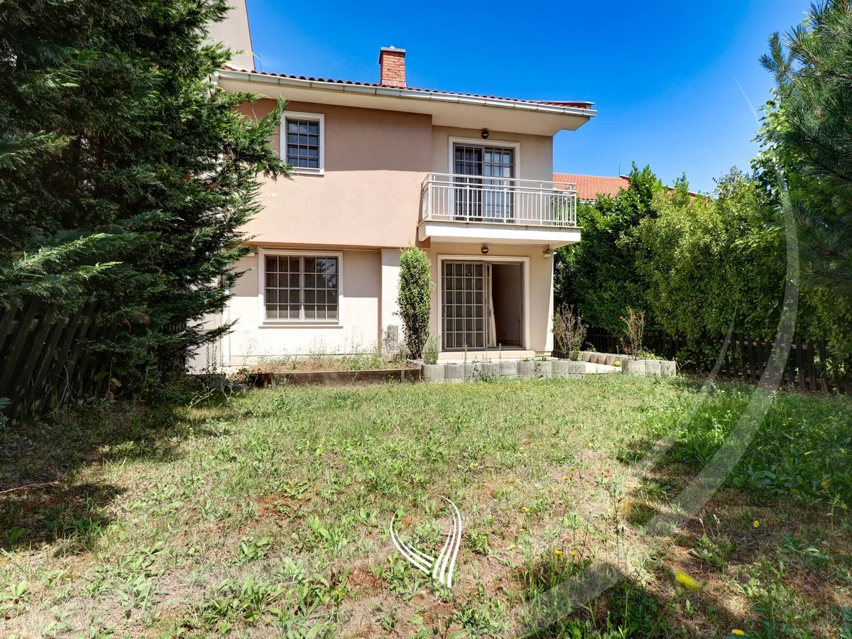 Shtëpi 300m2 me qira në Fshatin Ndërkombëtar - International Village