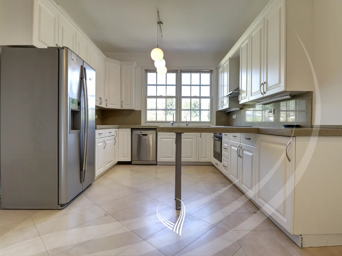 Shtëpi 300m2 me qira në Fshatin Ndërkombëtar - International Village