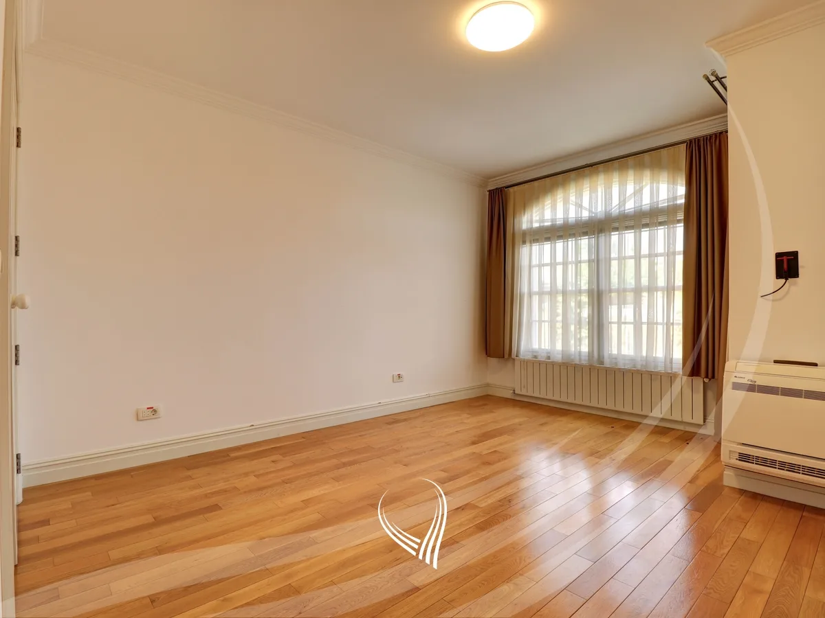 Shtëpi 300m2 me qira në Fshatin Ndërkombëtar - International Village