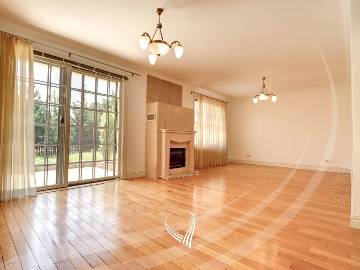 Shtëpi 300m2 me qira në Fshatin Ndërkombëtar - International Village