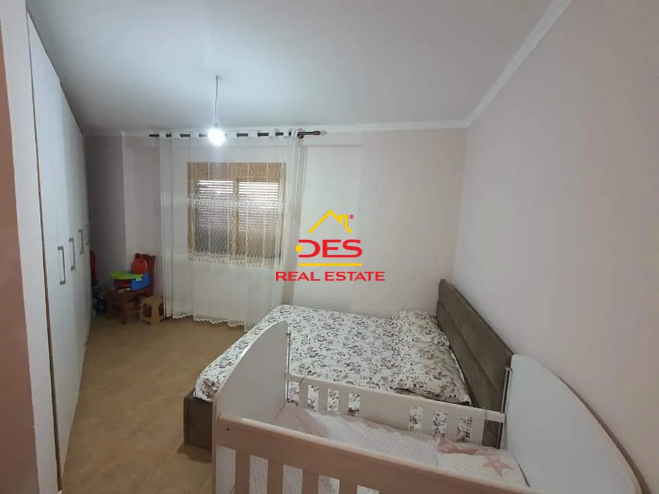 Shitet apartament 2+1 pranë fakultetit të shkencave humane ,vlorë