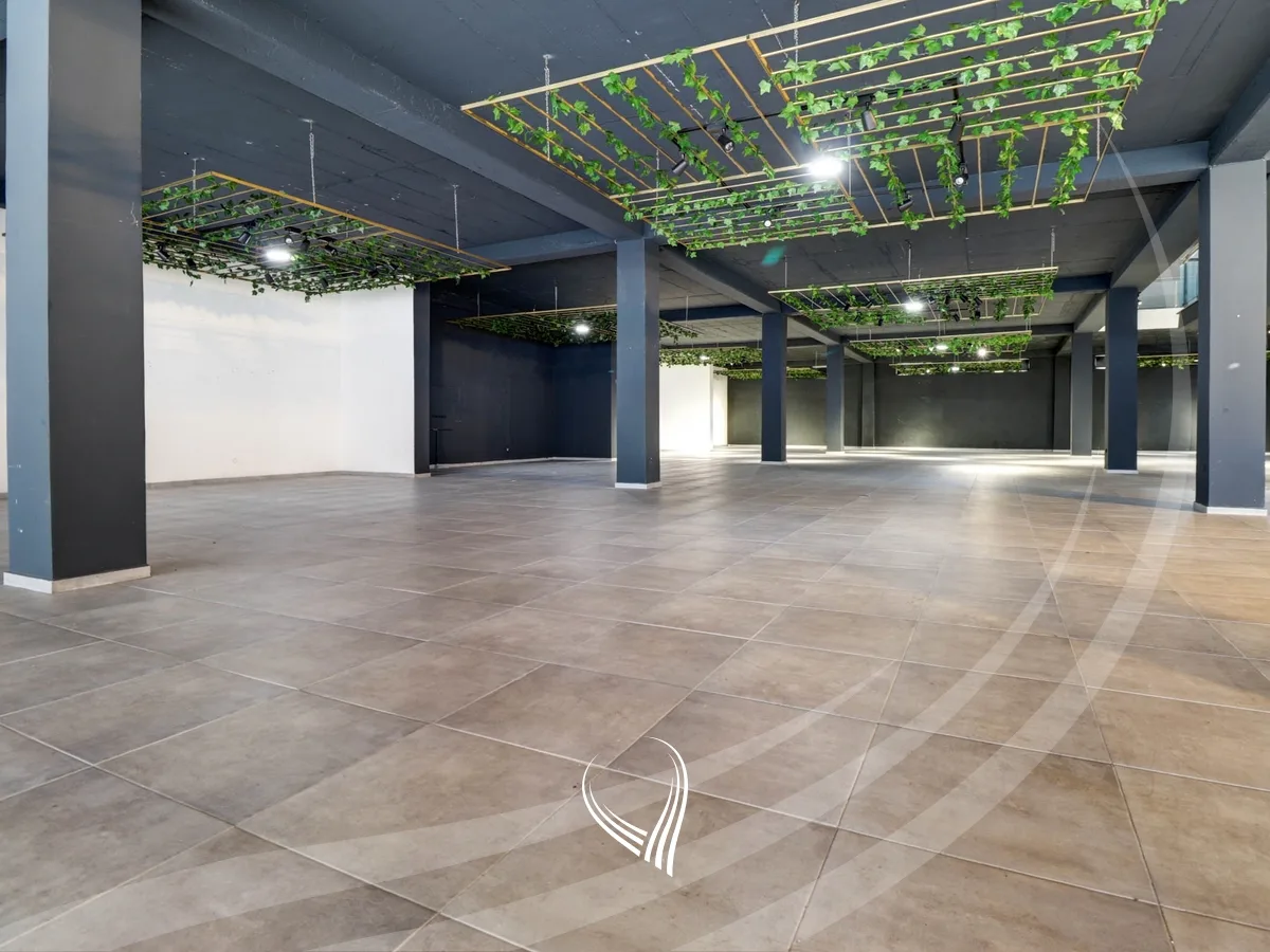 Objekt afarist 3800m2 me qira në Prelez