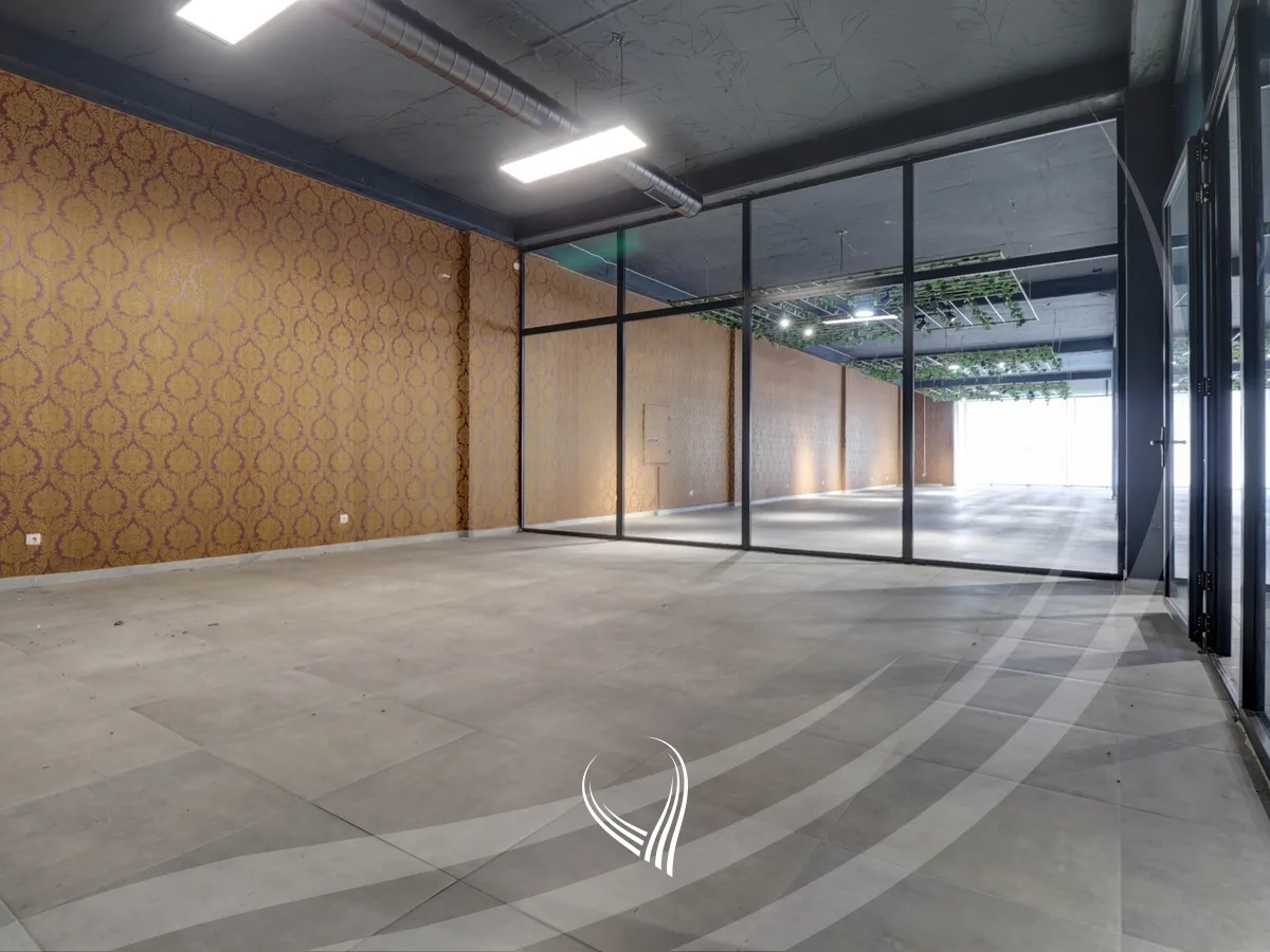 Objekt afarist 3800m2 me qira në Prelez