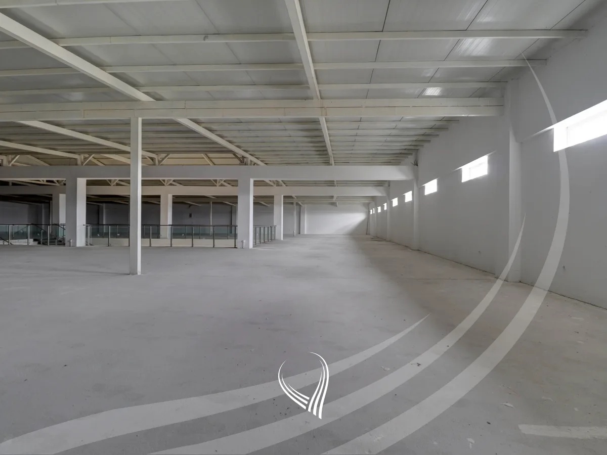 Objekt afarist 3800m2 me qira në Prelez