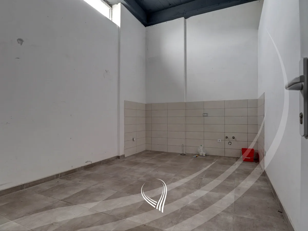 Objekt afarist 3800m2 me qira në Prelez