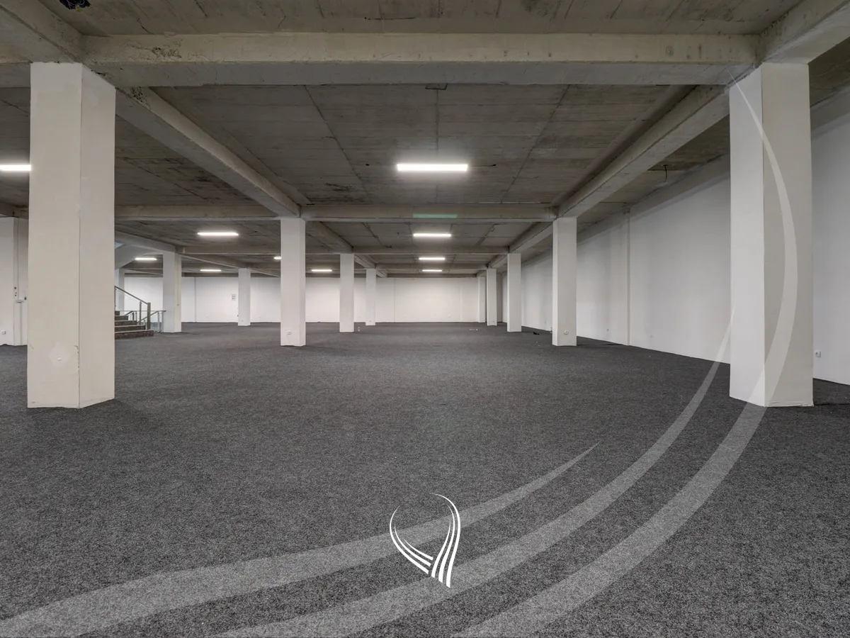 Objekt afarist 3800m2 me qira në Prelez
